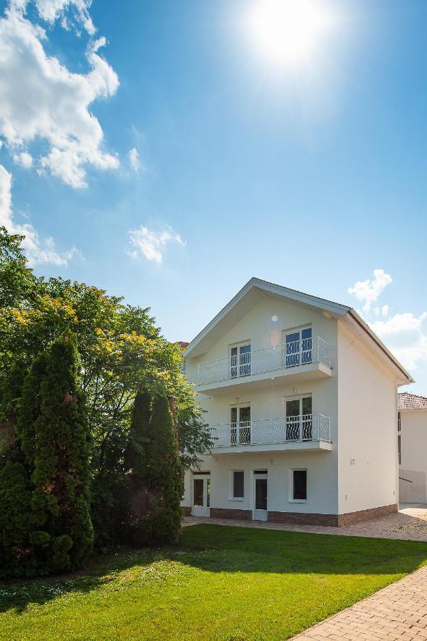 Aranyszarvas Panzio, Etterem Es Grillterasz Apartment ภายนอก รูปภาพ