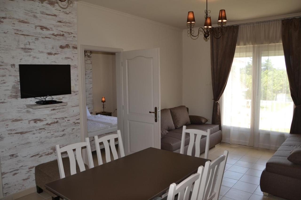 Aranyszarvas Panzio, Etterem Es Grillterasz Apartment ภายนอก รูปภาพ