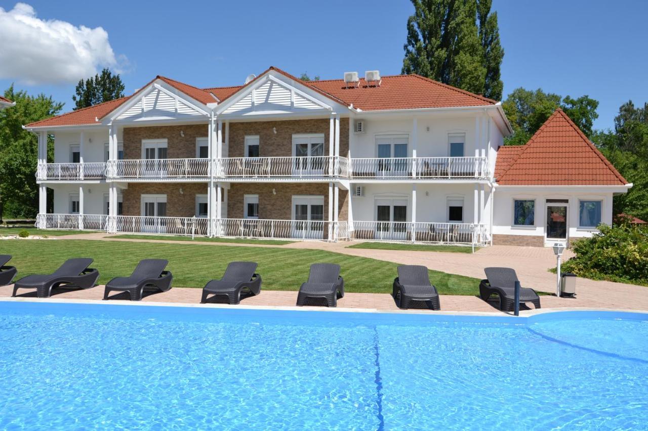 Aranyszarvas Panzio, Etterem Es Grillterasz Apartment ภายนอก รูปภาพ