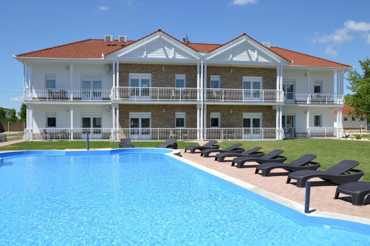 Aranyszarvas Panzio, Etterem Es Grillterasz Apartment ภายนอก รูปภาพ