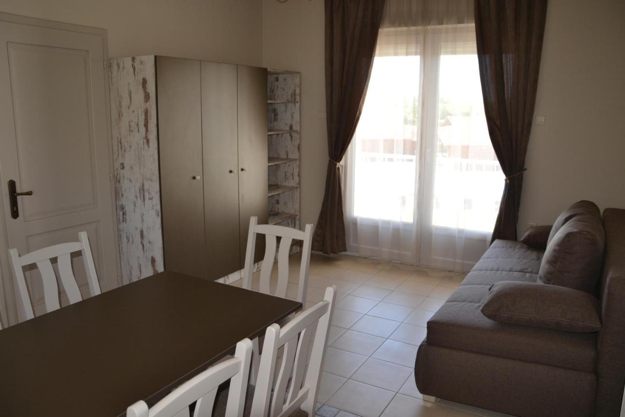 Aranyszarvas Panzio, Etterem Es Grillterasz Apartment ภายนอก รูปภาพ