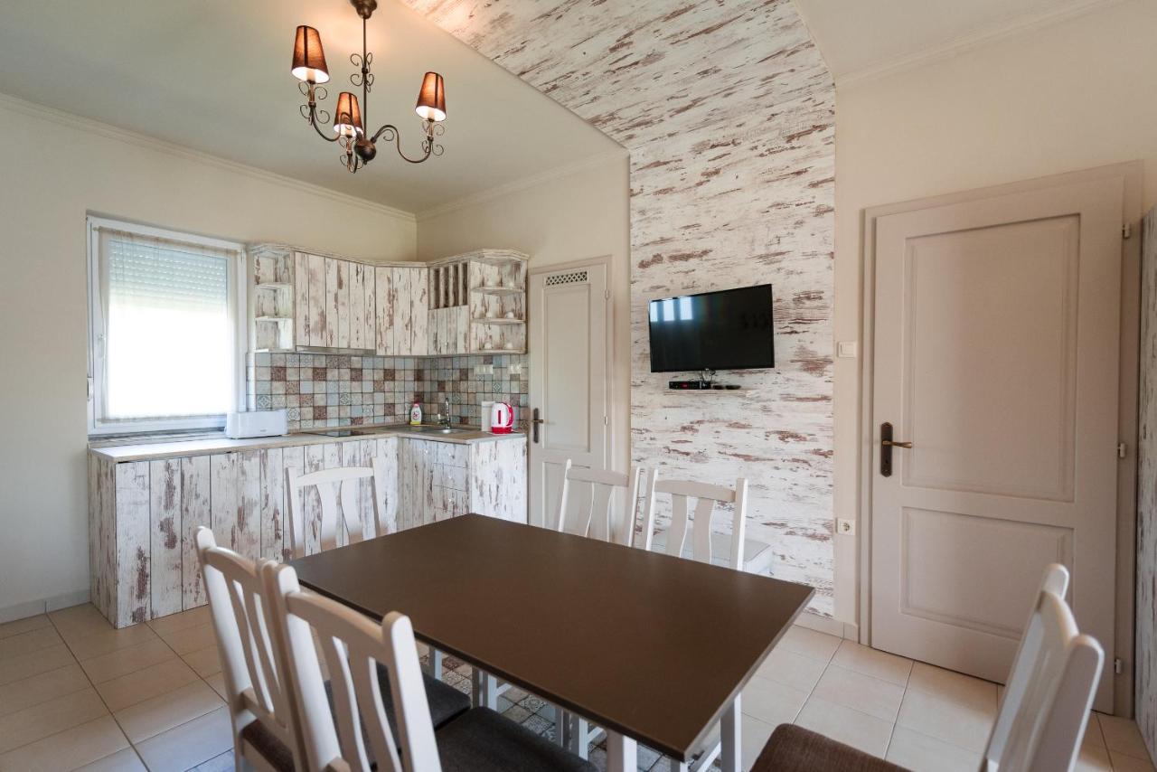 Aranyszarvas Panzio, Etterem Es Grillterasz Apartment ภายนอก รูปภาพ